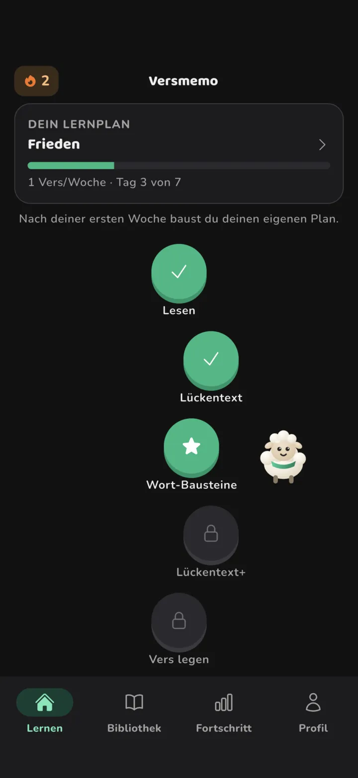 Versmemo-Lernpfad mit den Stufen Lesen, Lückentext und Wort-Bausteine, daneben Wolli das Schaf